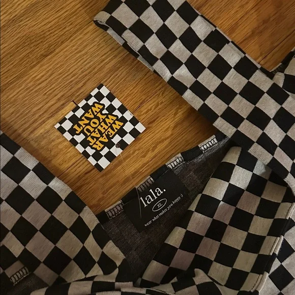 Dressed in Lala Checkered Skirt and Crop Top set size XL - Picture 5 of 9